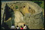Древняя стена крепости. Экскурсия туристов