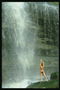 Simning i ett berg vattenfall