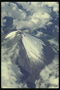 Cuberta de neve montaña pico nas nuvens