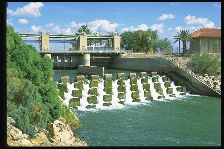 De brug over de dam