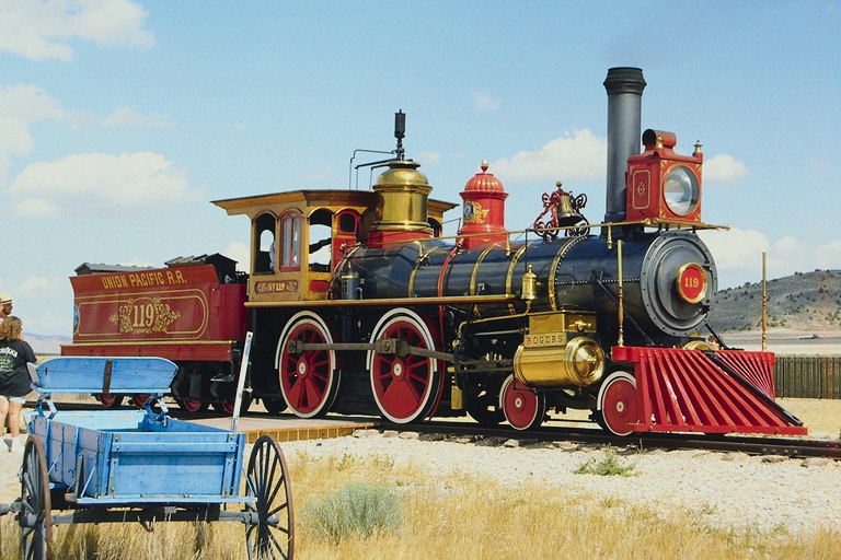 Экспонат поезда в поле