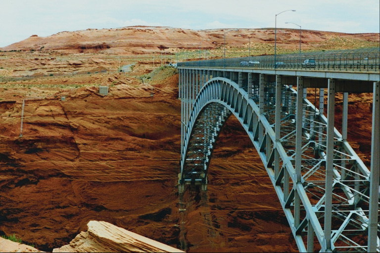 Мост среди пустыни