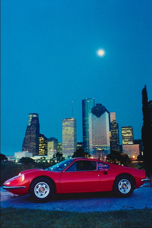 Красная машина на фоне ночного города