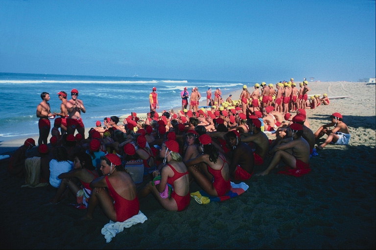Группа людей сидящих на берегу моря