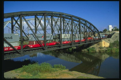 De brug over de rivier