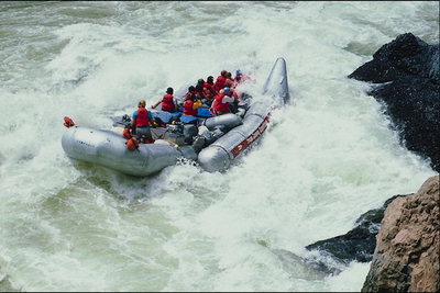 एक inflatable नाव के एक पहाड़ी नदी पर descent