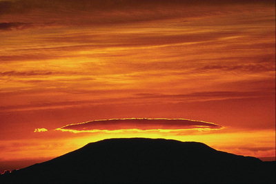Een oranje zonsondergang boven de bergen