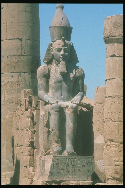 Древние статуи Египта