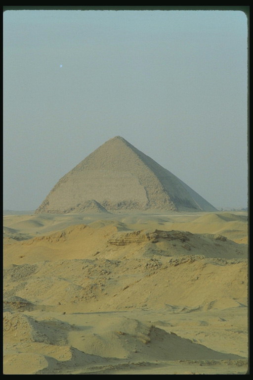 Пирамида забытая в песках