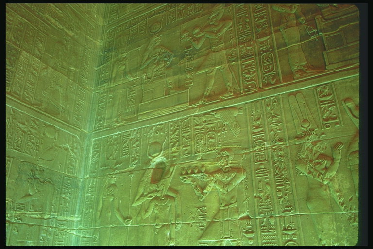 Изображения одрядов фараона на стенах гробницы