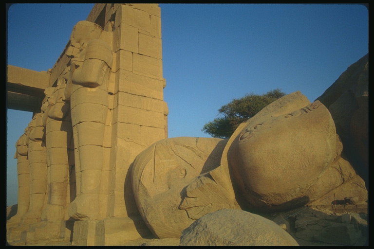 Упавшие колонны Египта
