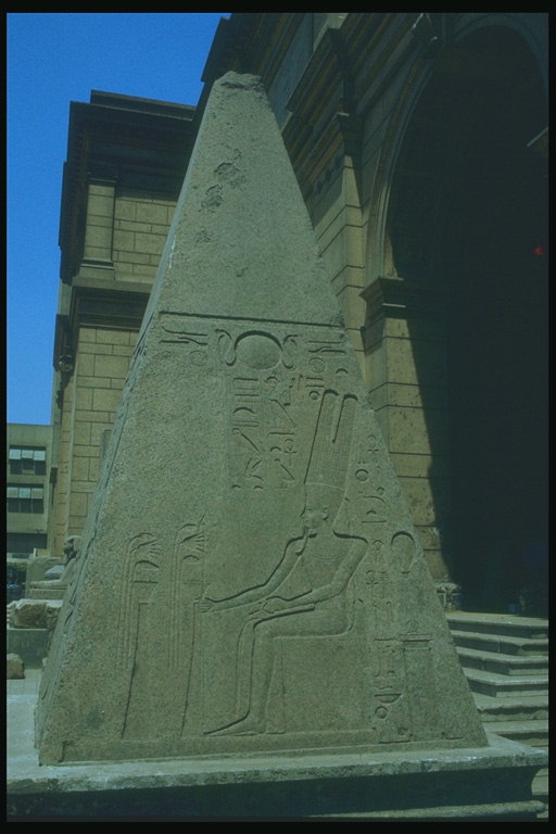 Пирамида с изображением фараона