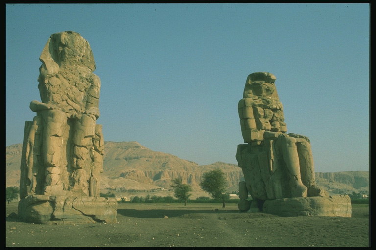 Две статуи времён фараонов
