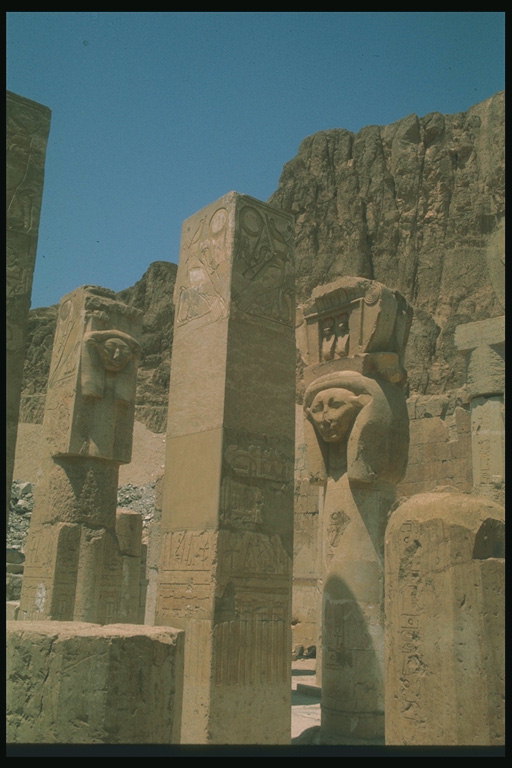 Статуи и колонны древнего города
