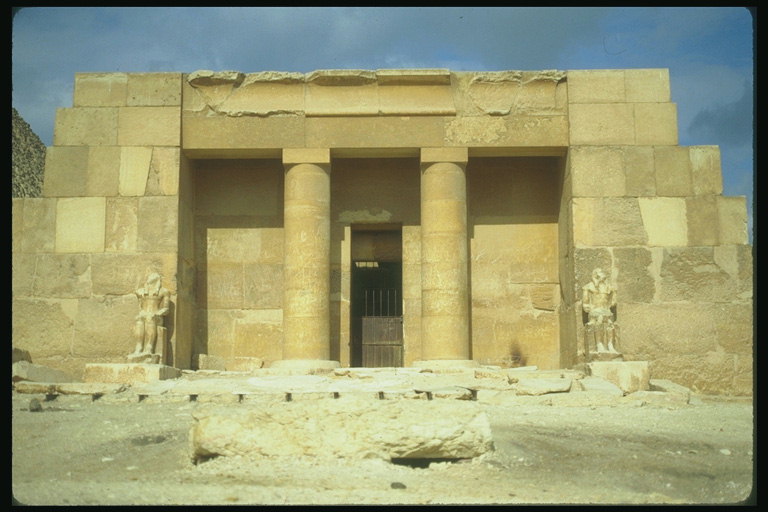 Вход в святилище с колоннами и статуями