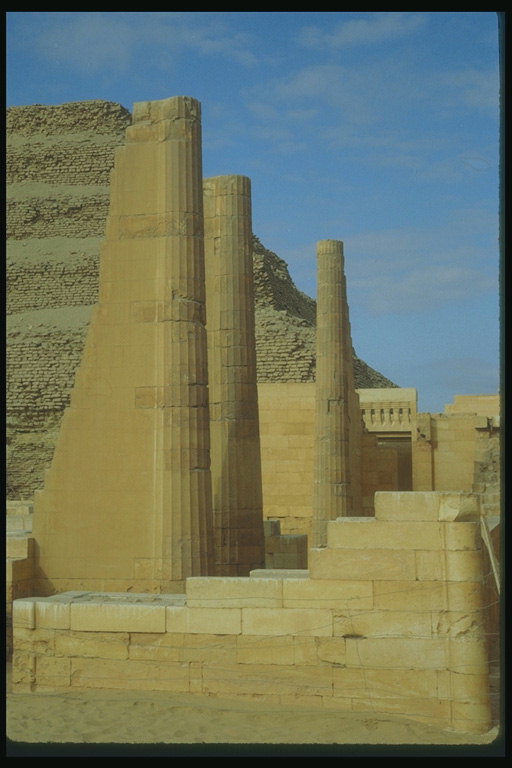 Колонны возле пирамид