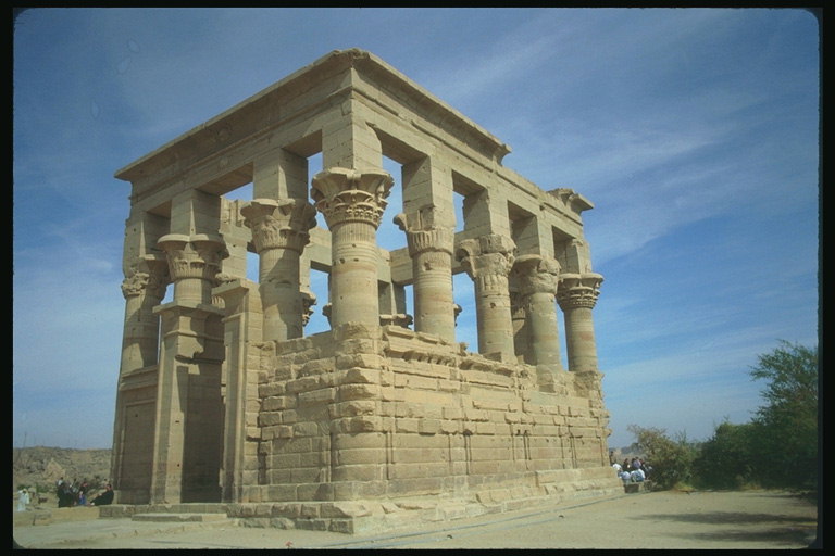 Древнее сооружение с колоннами