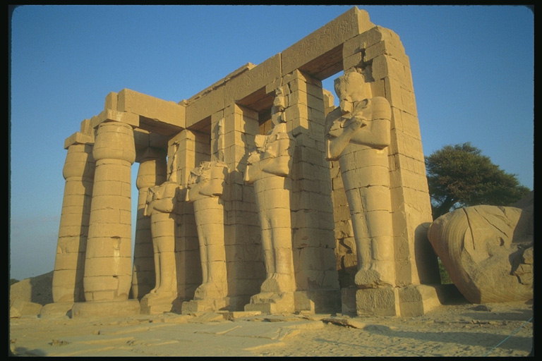 Статуї єгипетським божествам