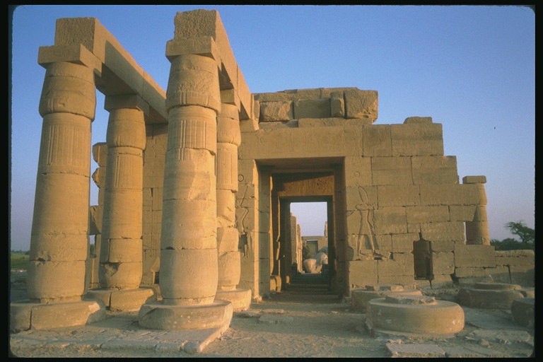 Logg inn med kolonner i konstruksjonen av antikviteter