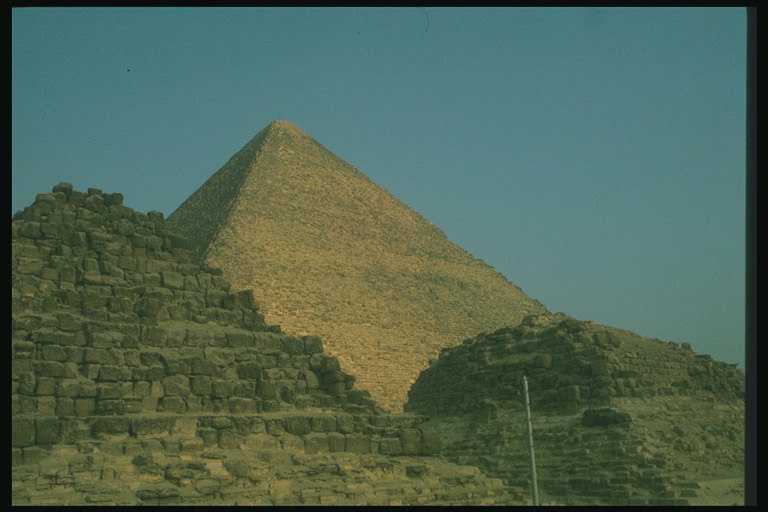 Tiga pyramids dari Mesir