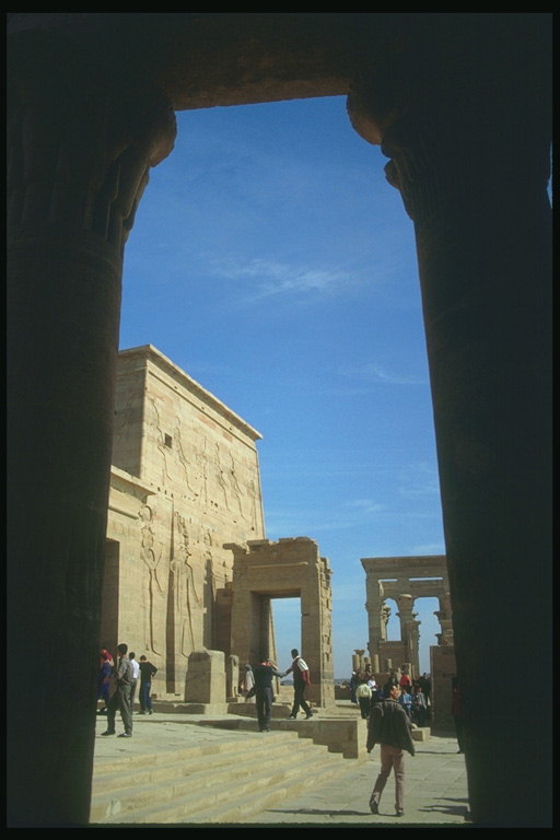 エジプト。 観光客のガイド付きツアー