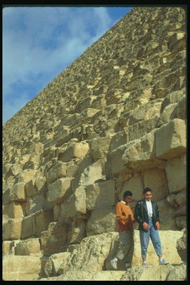 Каменные блоки пирамиды