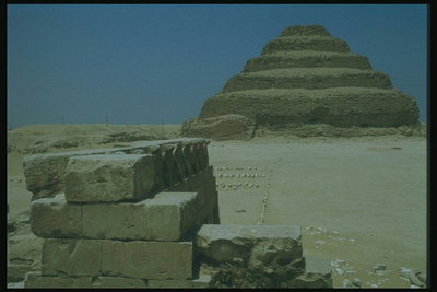 Пирамида возле каменных блоков