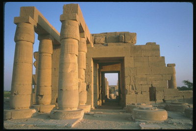 Вход с колоннами в сооружения древностей