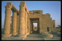 Вход с колоннами в сооружения древностей