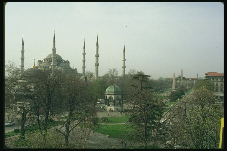 Вид на площадь и мечеть