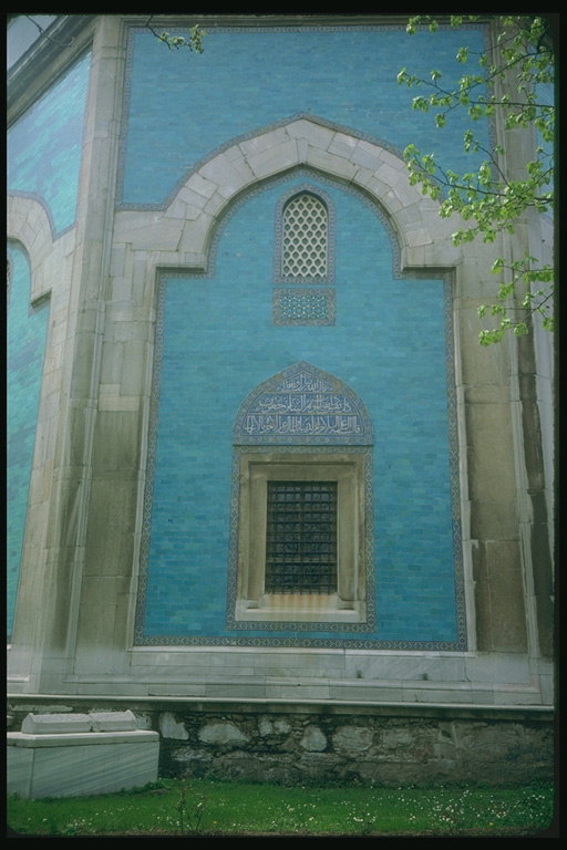 Стена голубого здания с окнами
