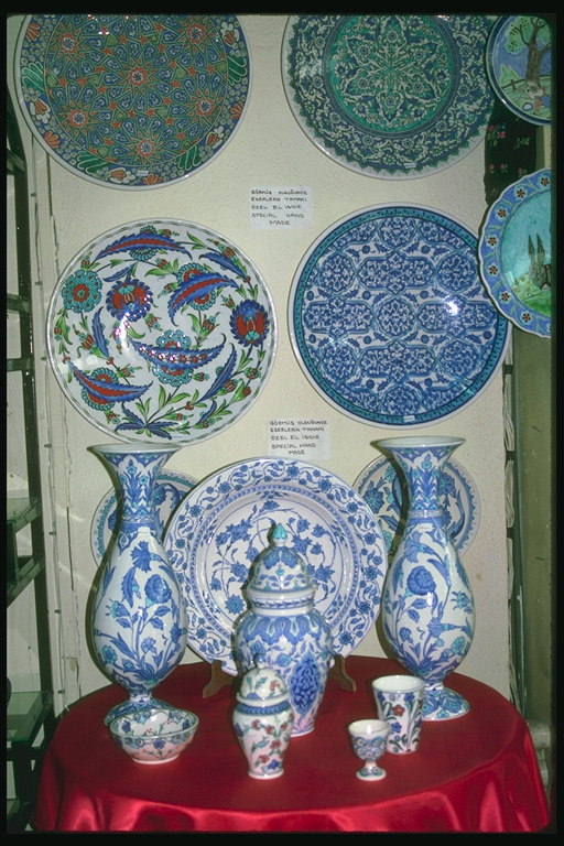 Выставка домашней посуды из голубого фарфора