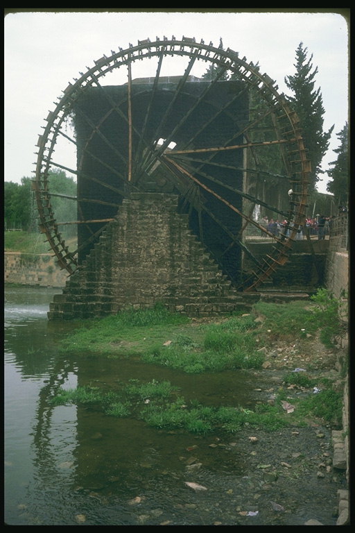 Водяная мельница на берегу реки