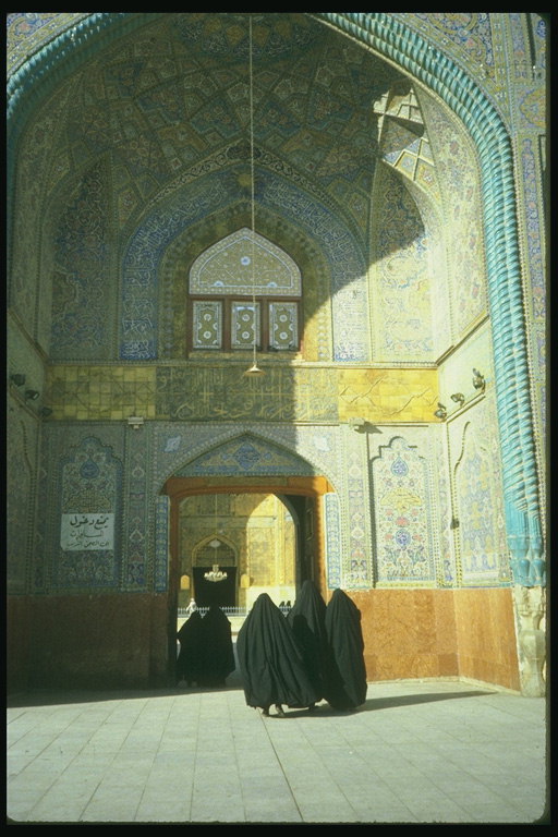 Женщины в чёрных одеждах идущих в мечеть