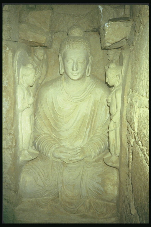 Белая статуя божества в храме