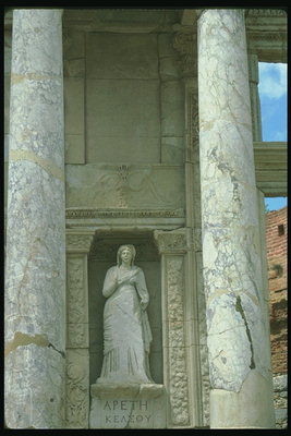 Колоны храма. Статуя женщины