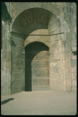 Кованая дверь входа в храм