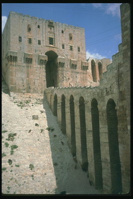 Старая крепость с отвесной стеной