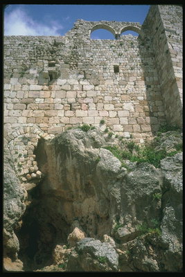 Стена крепости с пропастью внизу