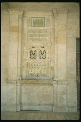 Стена в храме с надписями и рисунками
