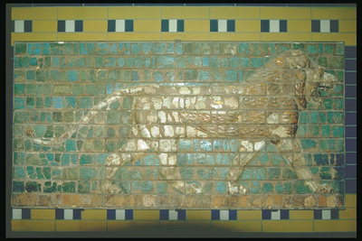 Изображение льва на стене выложенный плиткой