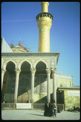 Двор мечети с посетителями