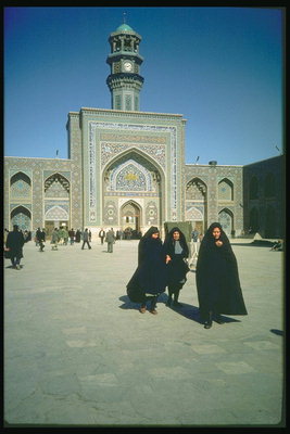 Площадь перед мечетью с посетителями