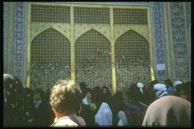 Группа людей у стен мечети