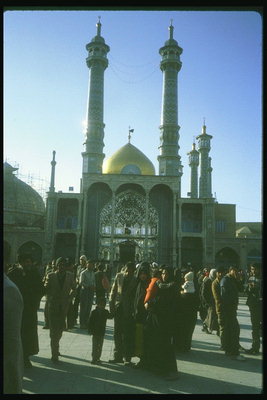 Группа людей на площади перед мечетью