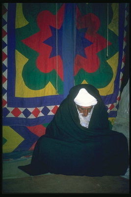 Человек молится в мечети