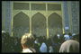 Группа людей у стен мечети
