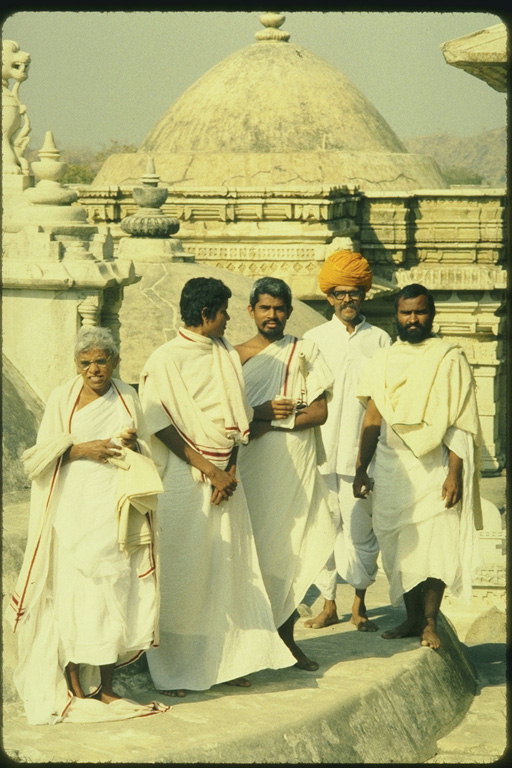 Группа молящихся в белых одеждах перед храмом