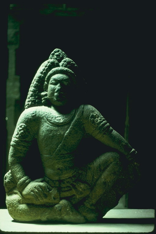 Скульптура священного божества в ритуальной позе