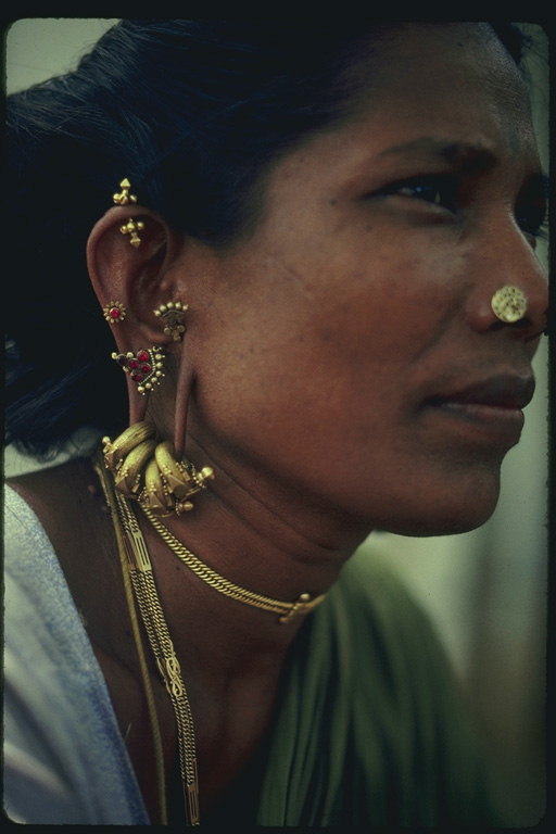 Женщина с украшениями в ушах на шее и в носу